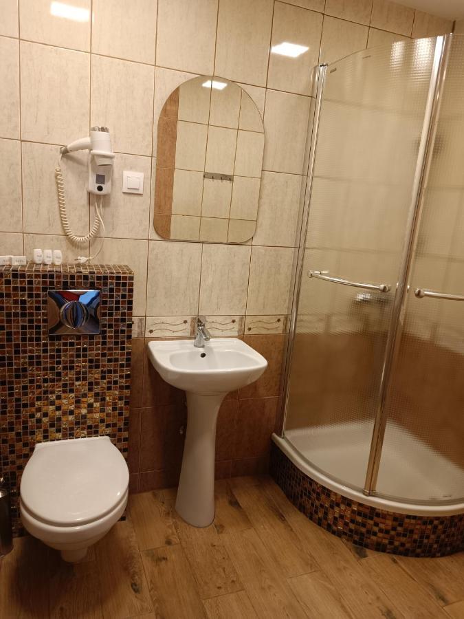Hotelik & Restauracja Amber Raszyn Ngoại thất bức ảnh