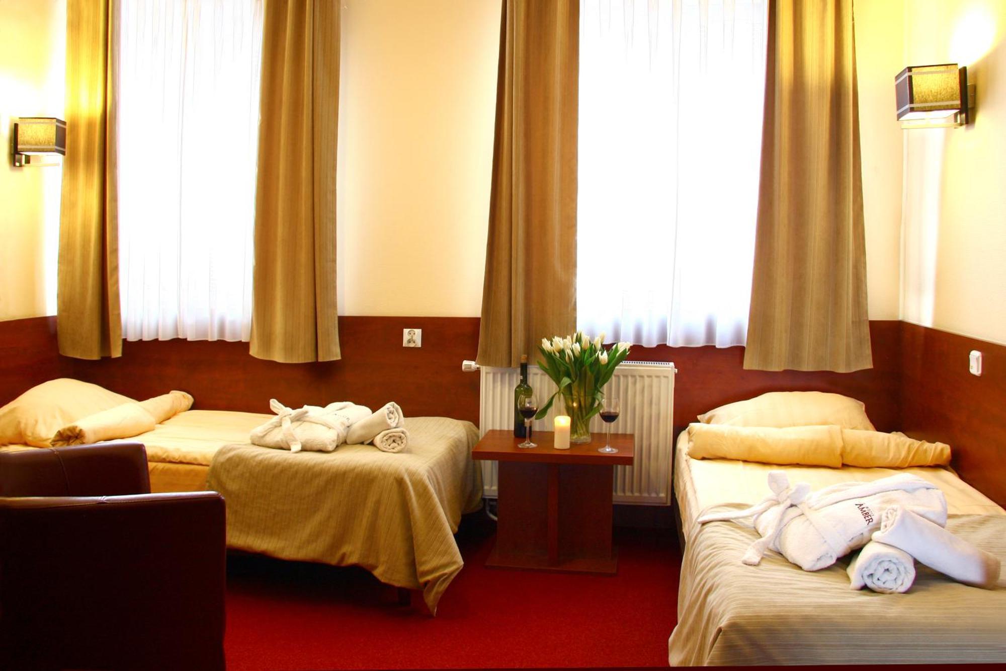 Hotelik & Restauracja Amber Raszyn Ngoại thất bức ảnh