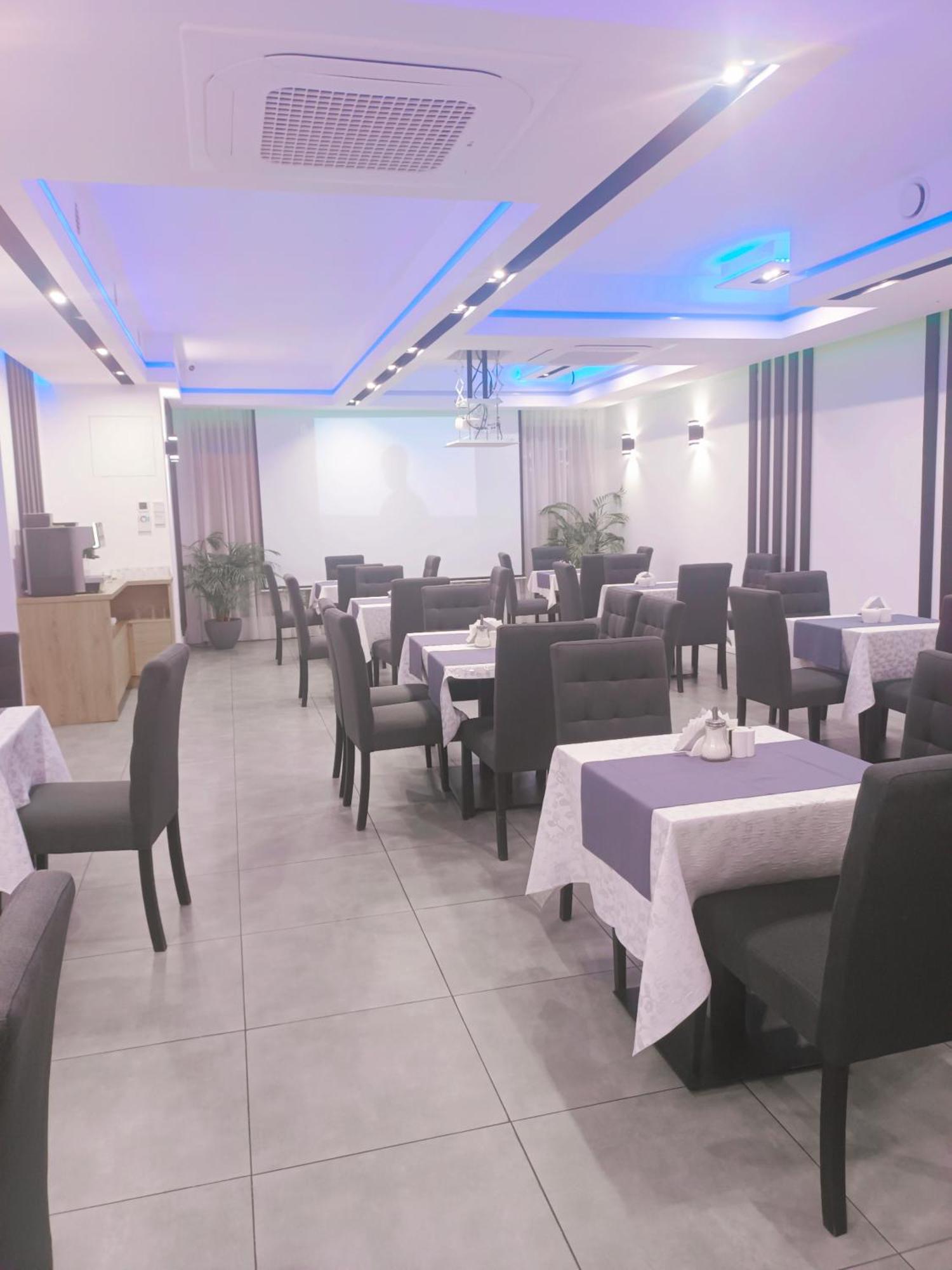 Hotelik & Restauracja Amber Raszyn Ngoại thất bức ảnh