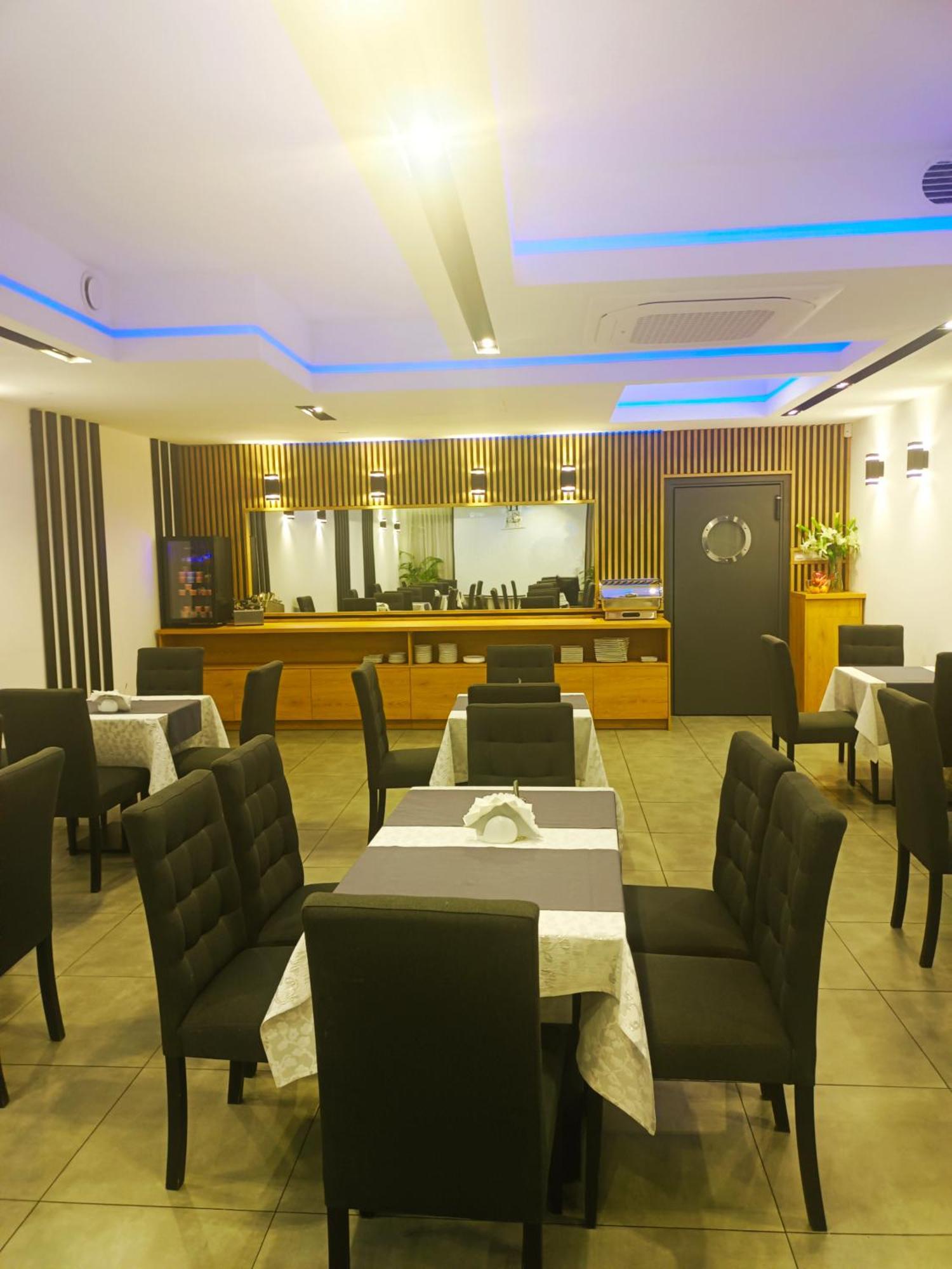 Hotelik & Restauracja Amber Raszyn Ngoại thất bức ảnh