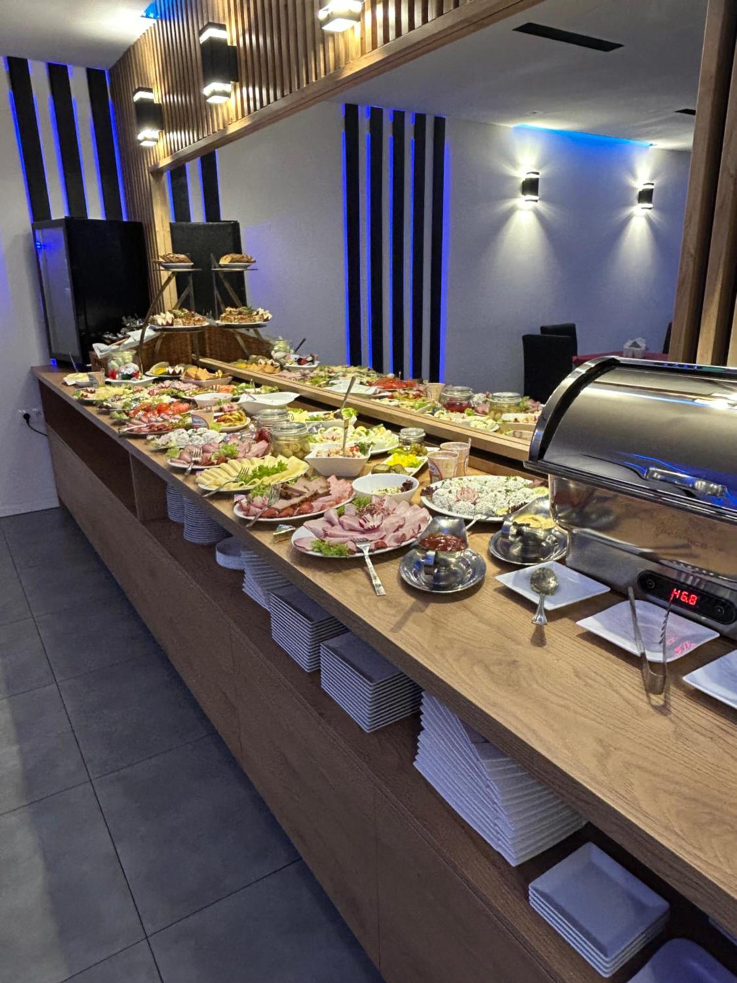 Hotelik & Restauracja Amber Raszyn Ngoại thất bức ảnh