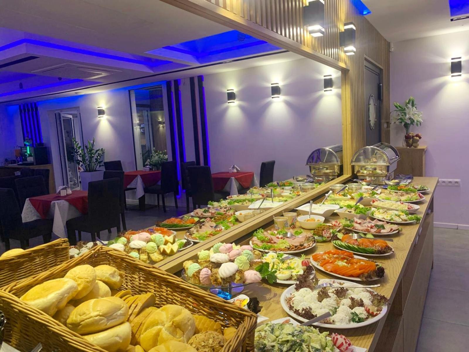 Hotelik & Restauracja Amber Raszyn Ngoại thất bức ảnh