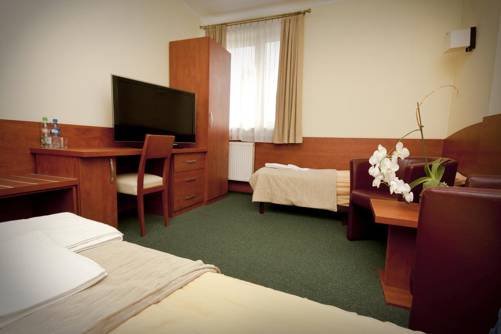 Hotelik & Restauracja Amber Raszyn Ngoại thất bức ảnh